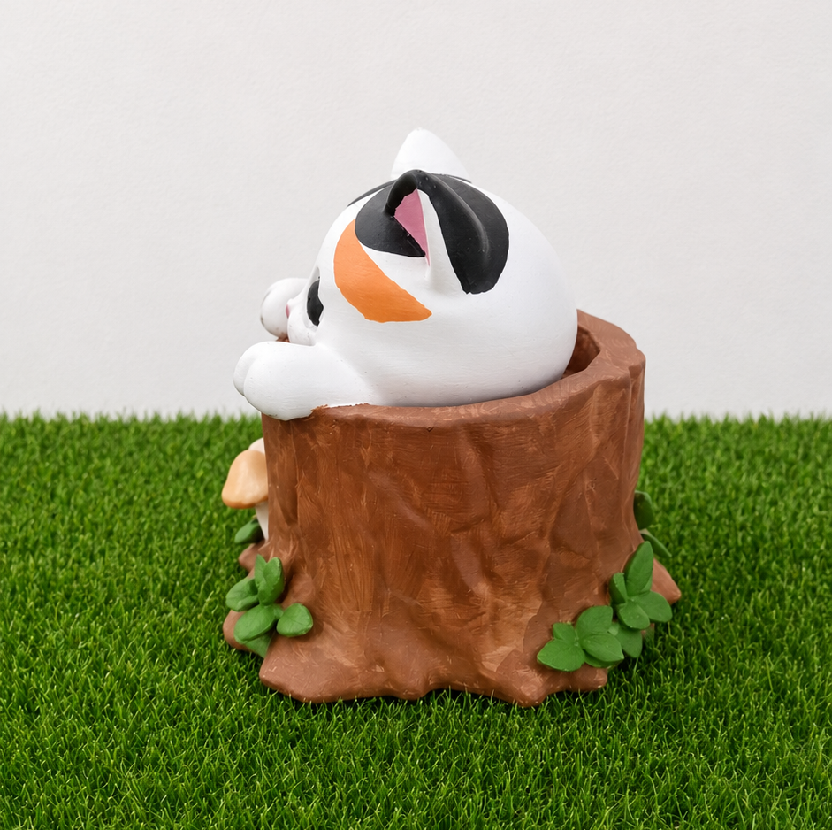 Cat figure in log
