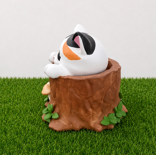 Cat figure in log